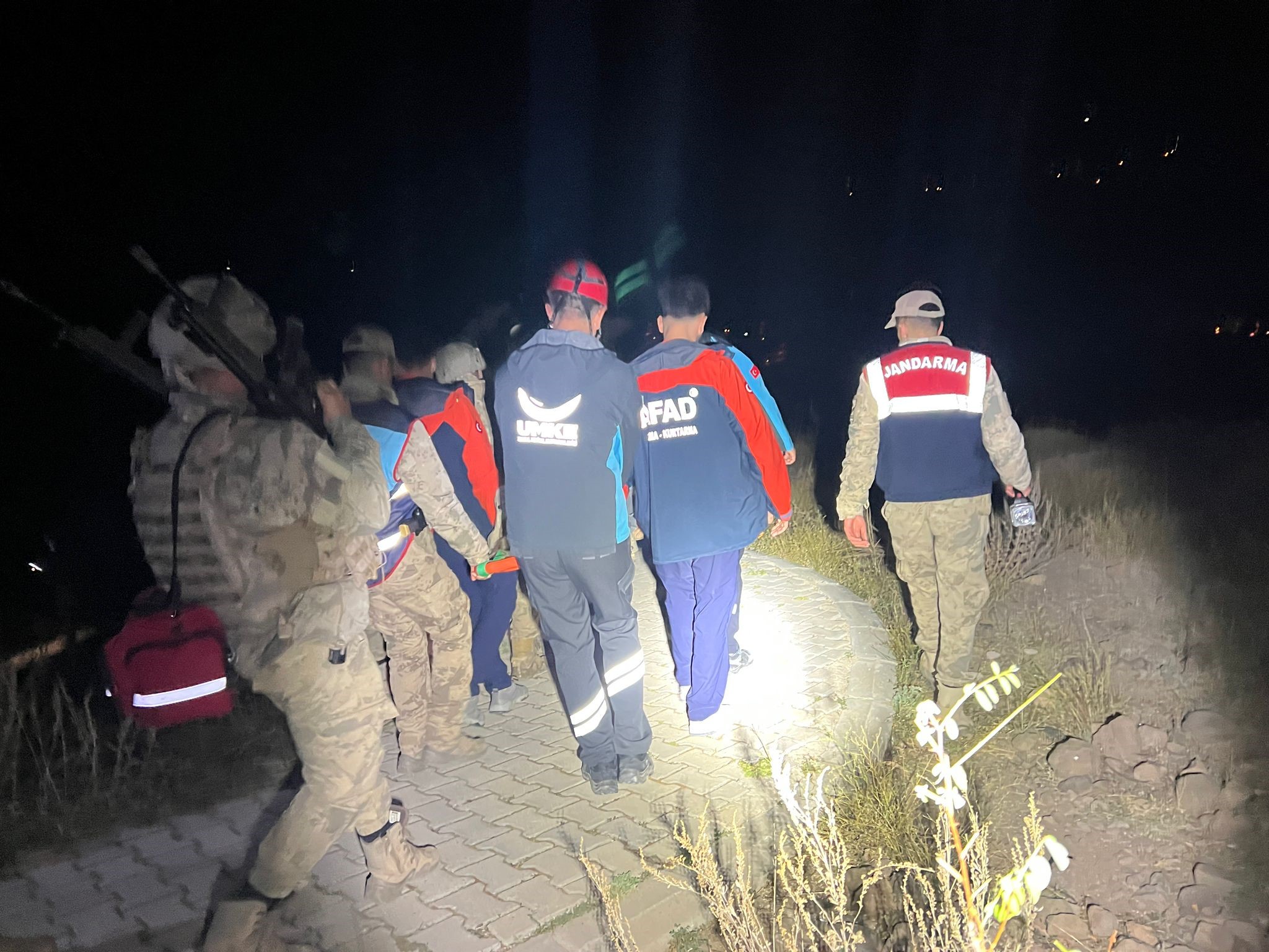 Tunceli’de Kayalıklardan Düşen Kadın Kurtarıldı (2)