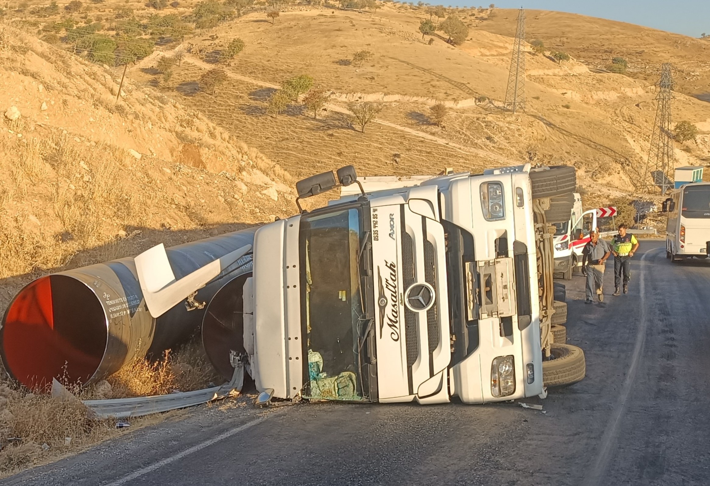 Virajı Alamayan Tır Devrildi (1)