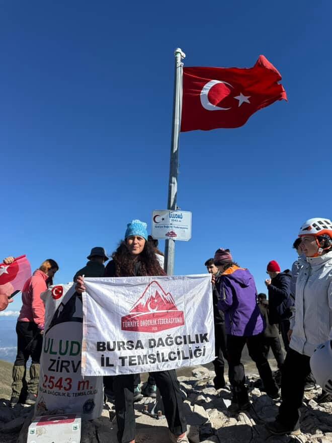 İnegöllü sporcu Güler Yıldırım, 29 Ekim Cumhuriyet yürüyüşünde Uludağ zirvesinde!