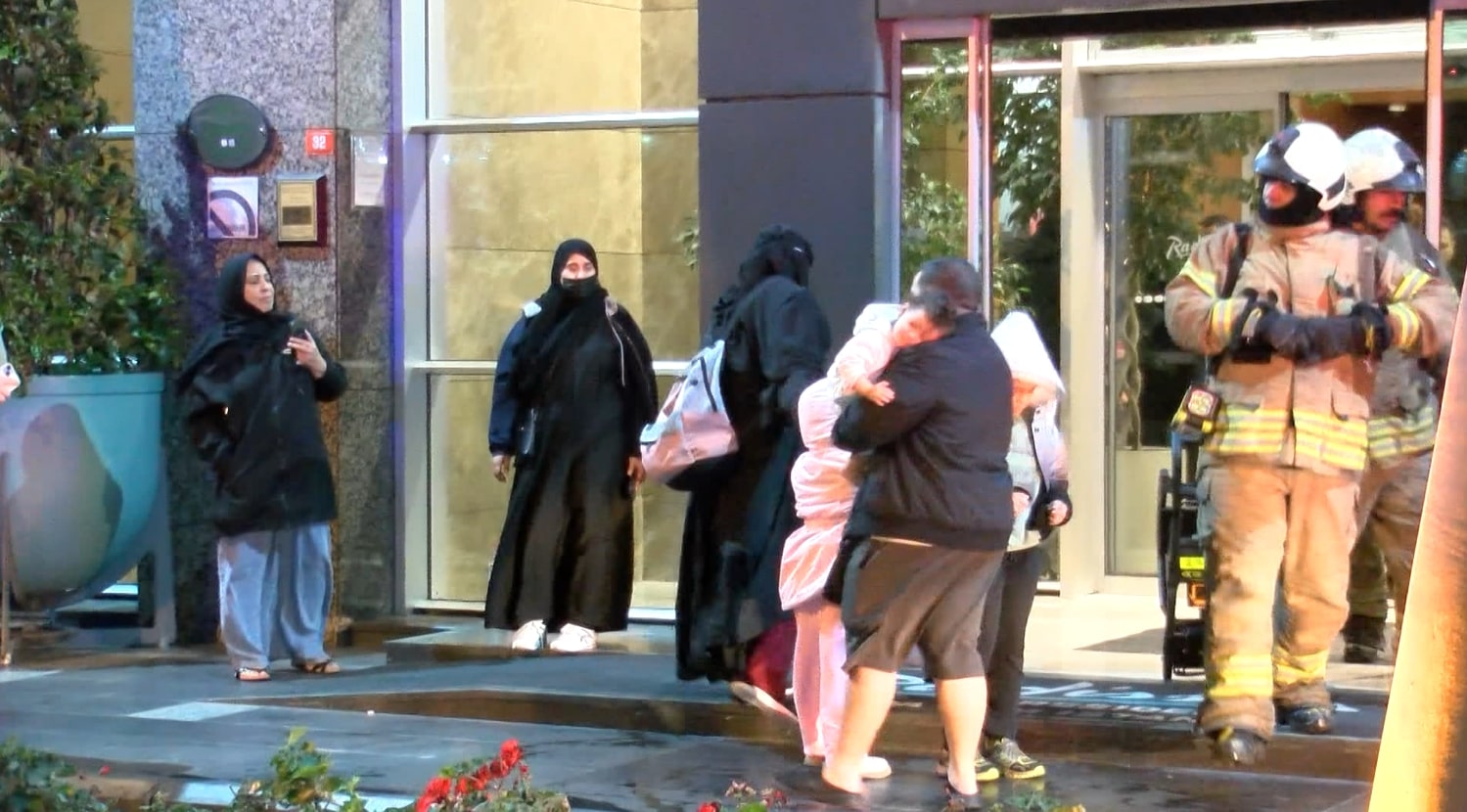 27 Katlı Otelde Yangın! Yaralılar Hastaneye Kaldırıldı (2)