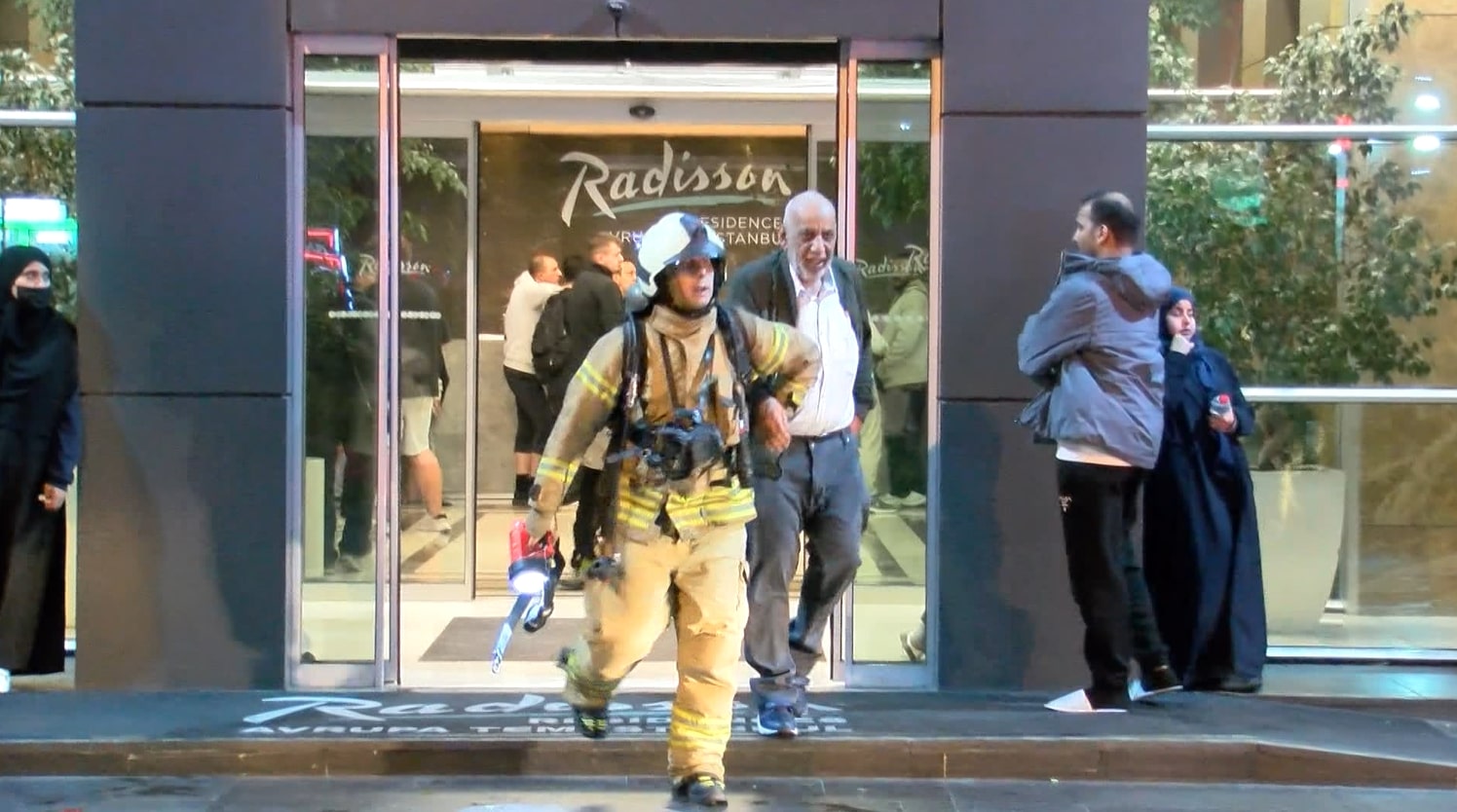 27 Katlı Otelde Yangın! Yaralılar Hastaneye Kaldırıldı (3)