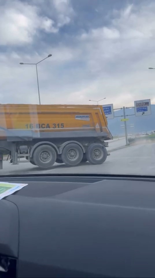 Bursa'da ters şeritten giren kamyon 'pes' dedirtti!