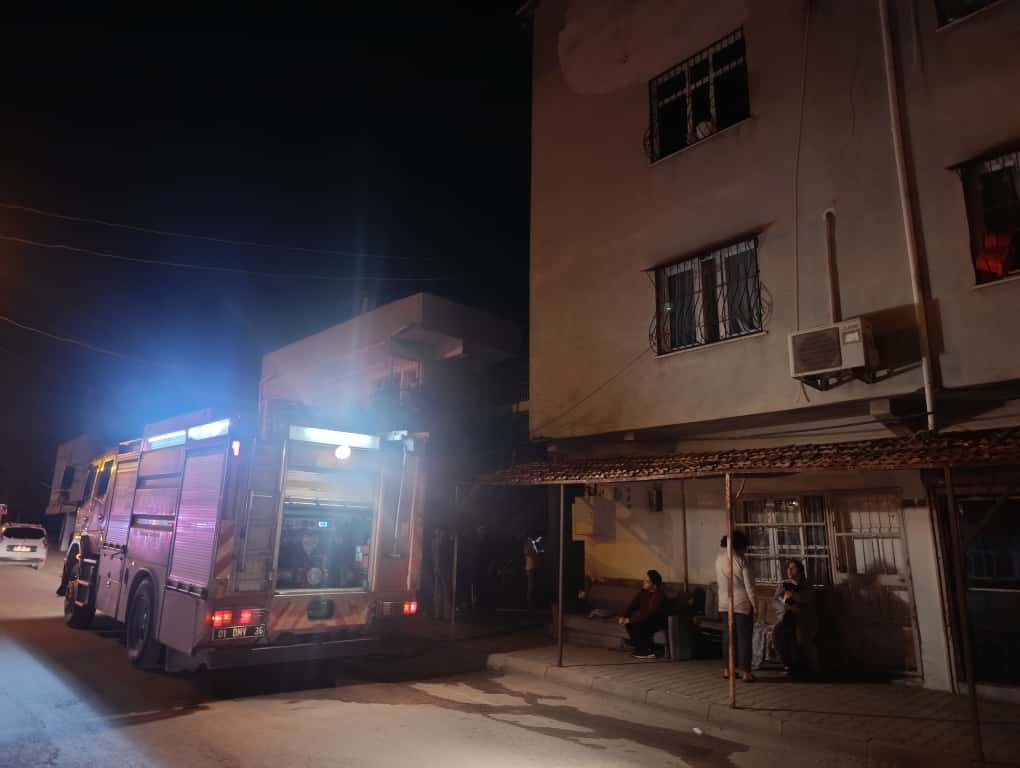 Adana Kozan’da 3 Katlı Bir Binanın 2. Katındaki Yangında, 4 Kişi Dumandan Etkilenerek Hastaneye Kaldırıldı (1)