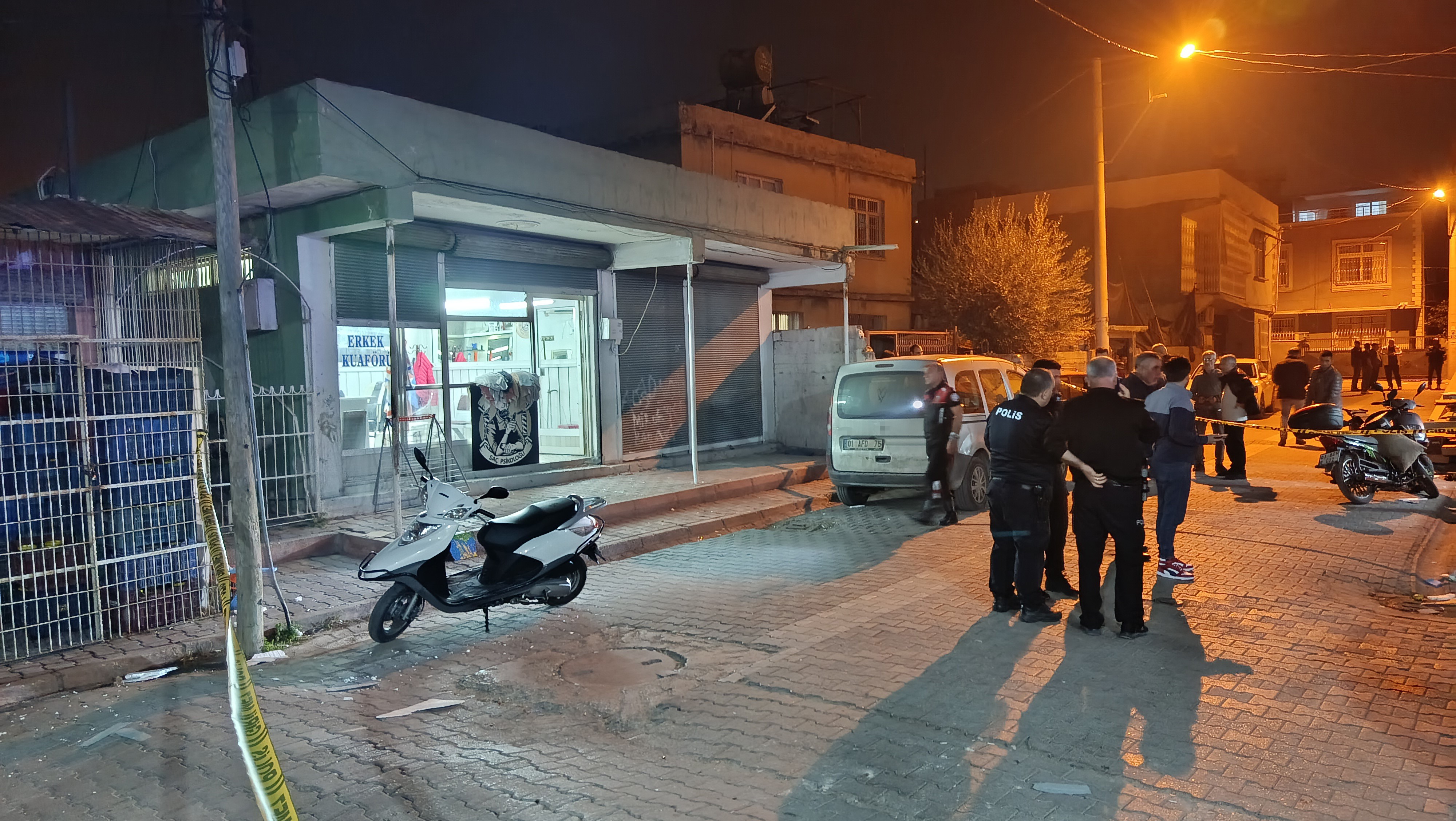 Adana’da Bir Erkek Kuaföründe Husumetli Iki Grup Arasında Çıkan Silahlı Çatışmada 3’Ü Ağır 7 Kişi Yaralandı. Olayla Ilgili Polis Inceleme Başlattı (1)