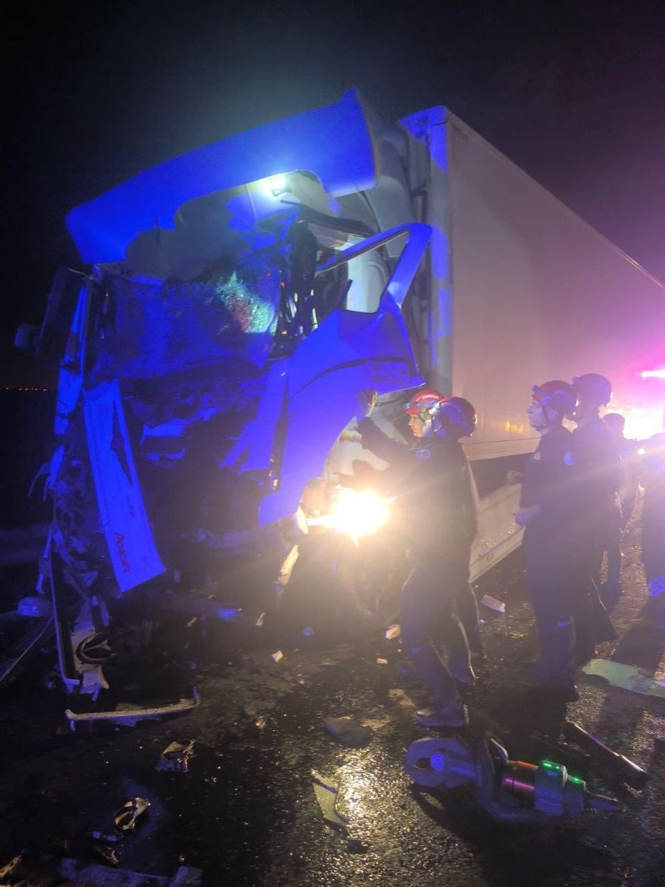 Adana'da Tır, Otobüse Arkadan Çarptı 14 Yaralı (1)