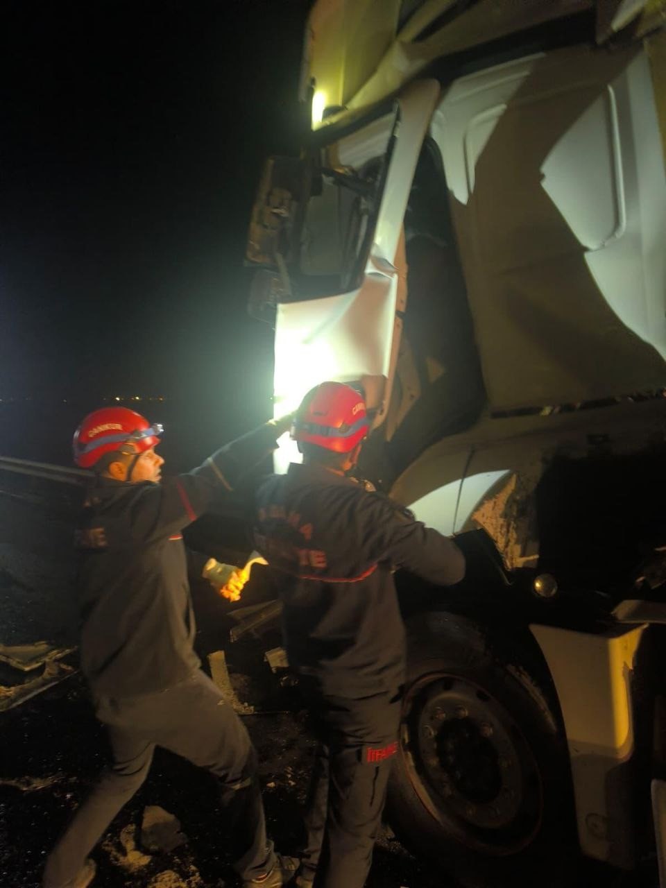 Adana'da Tır, Otobüse Arkadan Çarptı 14 Yaralı (3)