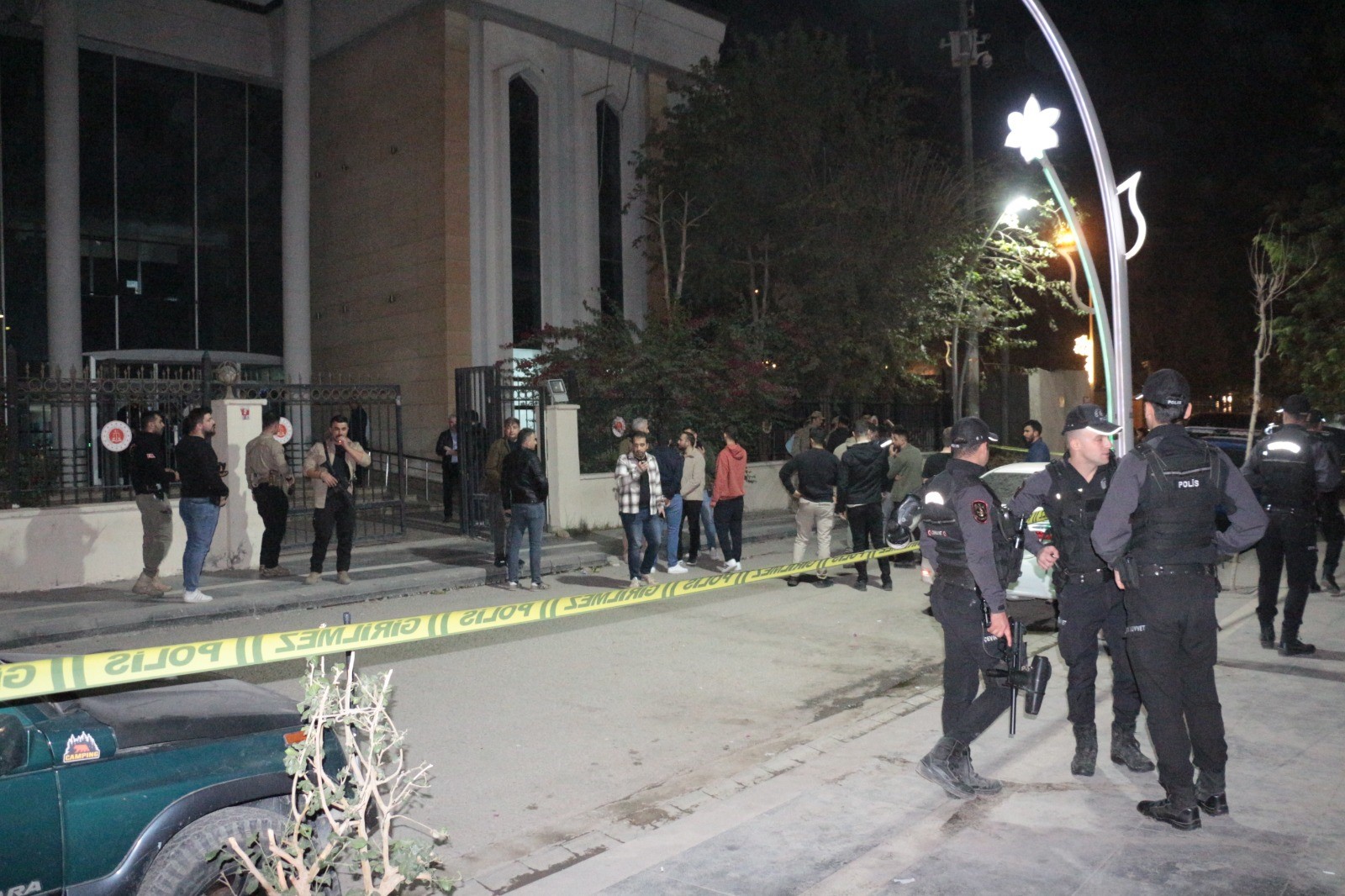 Adliye Çıkışında Silahlı Saldırıya Uğrayan 2 Kişi Ağır Yaralandı (2)