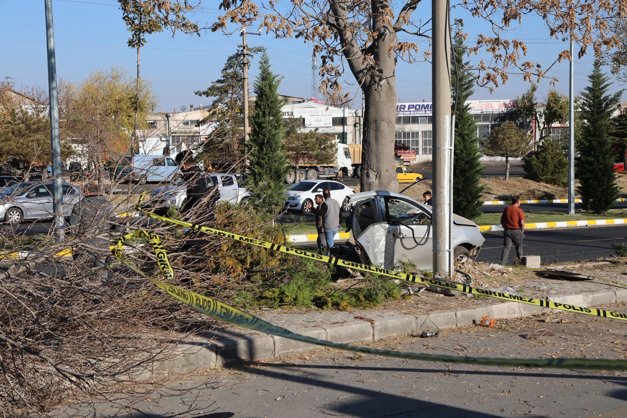 Ağaca Çarpan Otomobil Ikiye Bölündü (2)