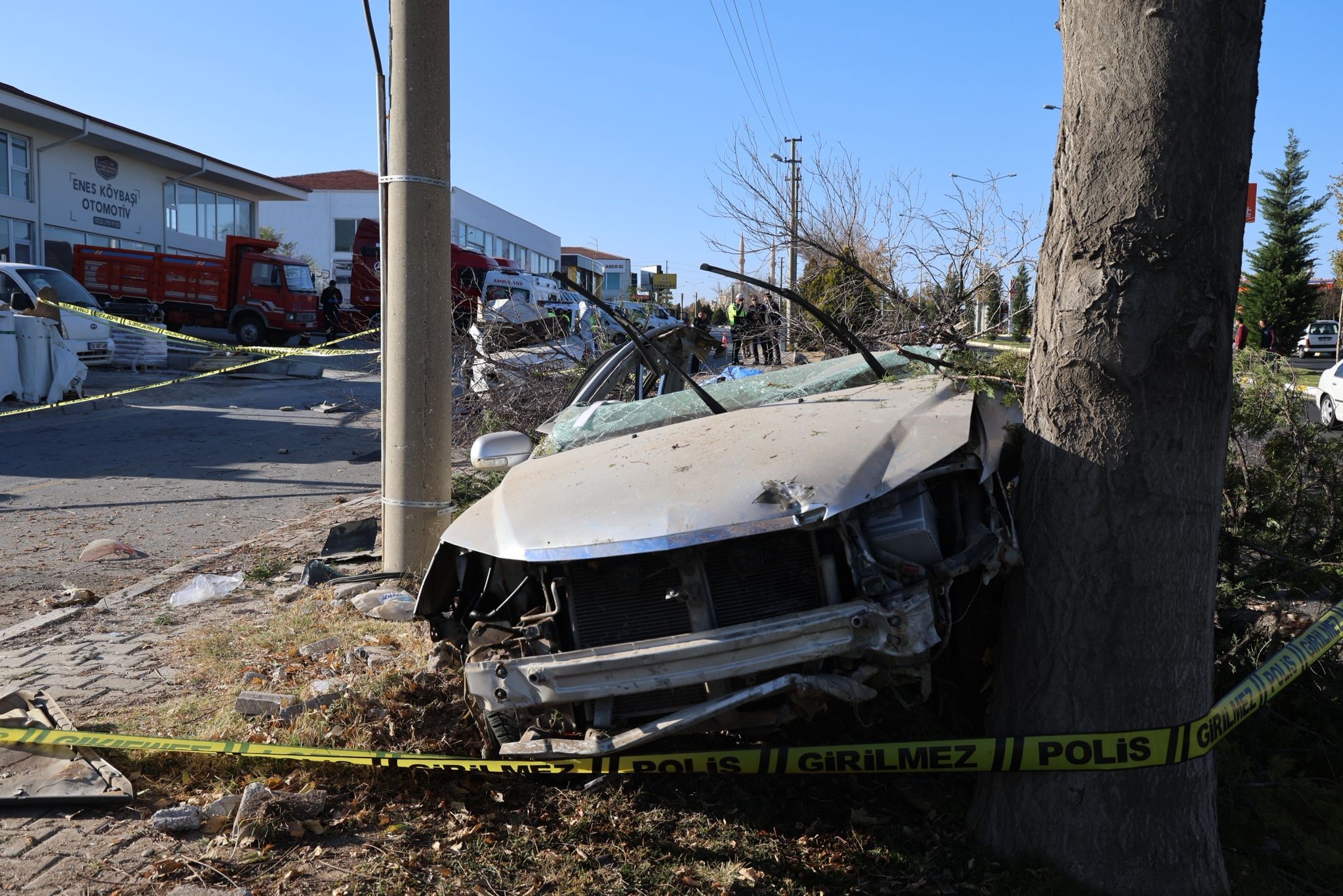 Ağaca Çarpan Otomobil Ikiye Bölündü (4)