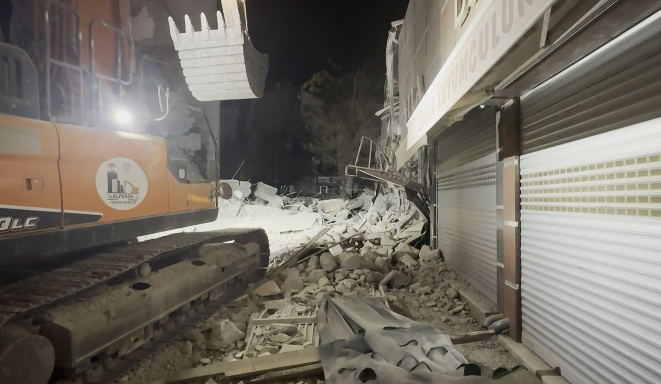 Aksaray’da Eski Iş Merkezinin Kontrolsüz Yıkımında Kopan Beton Parçaları 3 Dükkâna Zarar Verdi. Gece Yapılan Yıkım Olası Faciayı Önledi (1)