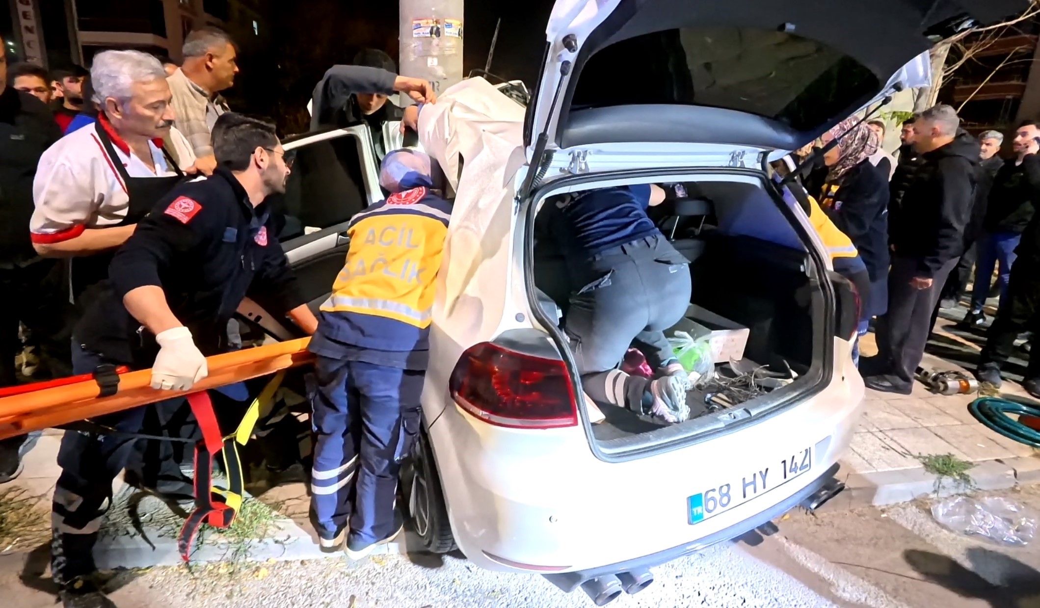 Aksaray’da Meydana Gelen Feci Kazada, Sürücüsünün Kontrolünü Kaybettiği Otomobil Kaldırımdaki Elektrik Direğine Saplandı (1)