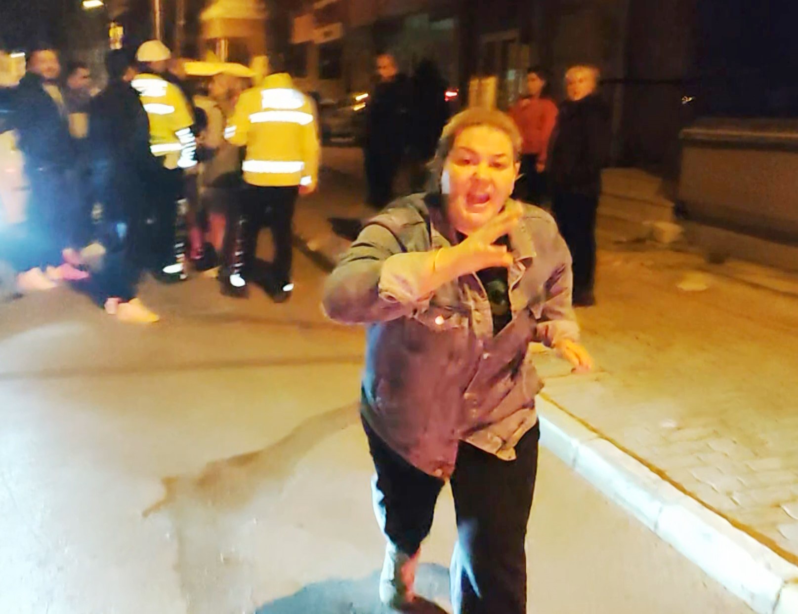 Aksaray’da Yaralamalı Kazanın Ardından Sürücü Kaçtı. Yakınları Sahte Sürücü Göstermeye Çalıştı Ancak Balkondaki Görüntü Gerçeği Ortaya Çıkardı (2)