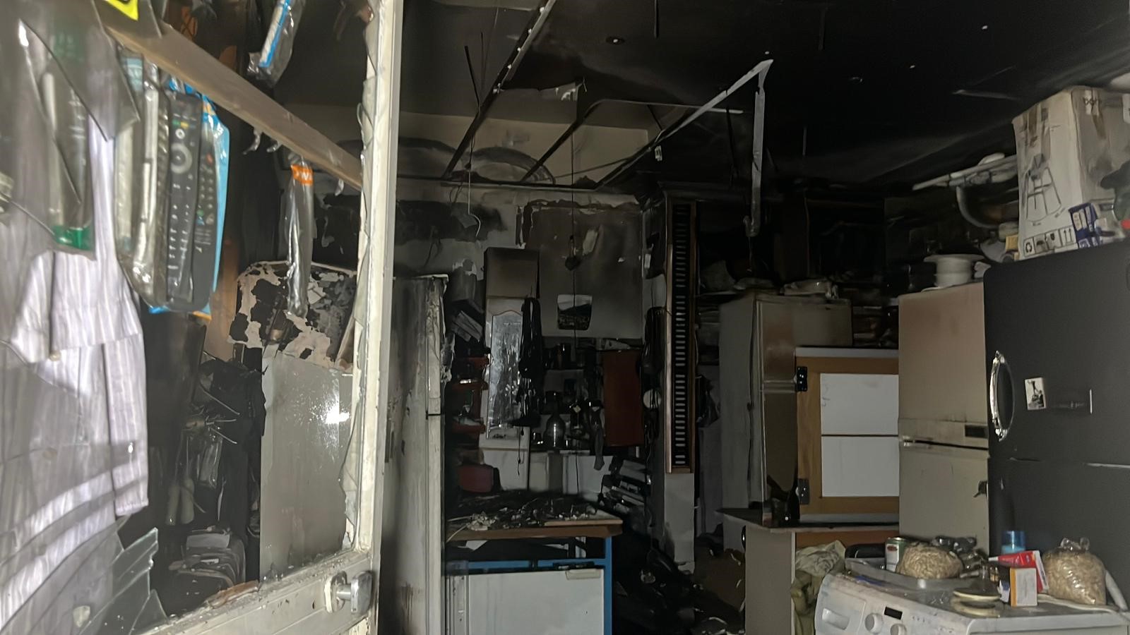 Alanya’da Beyaz Eşya Tamir Dükkanında Çıkan Yangın Kısa Sürede Söndürüldü. Yangında Iş Yerindeki Eşyalar Zarar Gördü, Olayla Ilgili Inceleme Sürüyor (2)