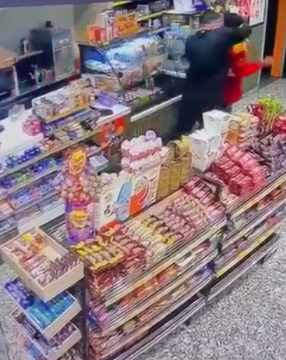 Alkollü Müşteri, Akaryakıt Istasyonu Çalışanını Böyle Darbetti (2)