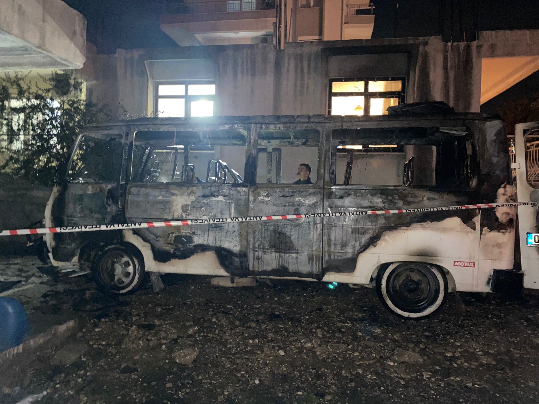 Antalya’nın Serik Ilçesinde Park Halindeki Minibüs, Çıkan Yangında Tamamen Yanarak Kullanılamaz Hale Geldi (1)