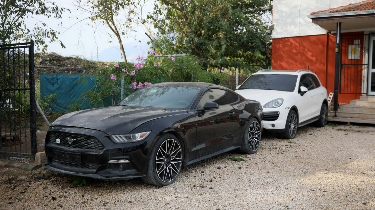 Araçlar Mezarlık Gibi! Milyonluk Araçlar Çürümeye Terk Edildi (2)