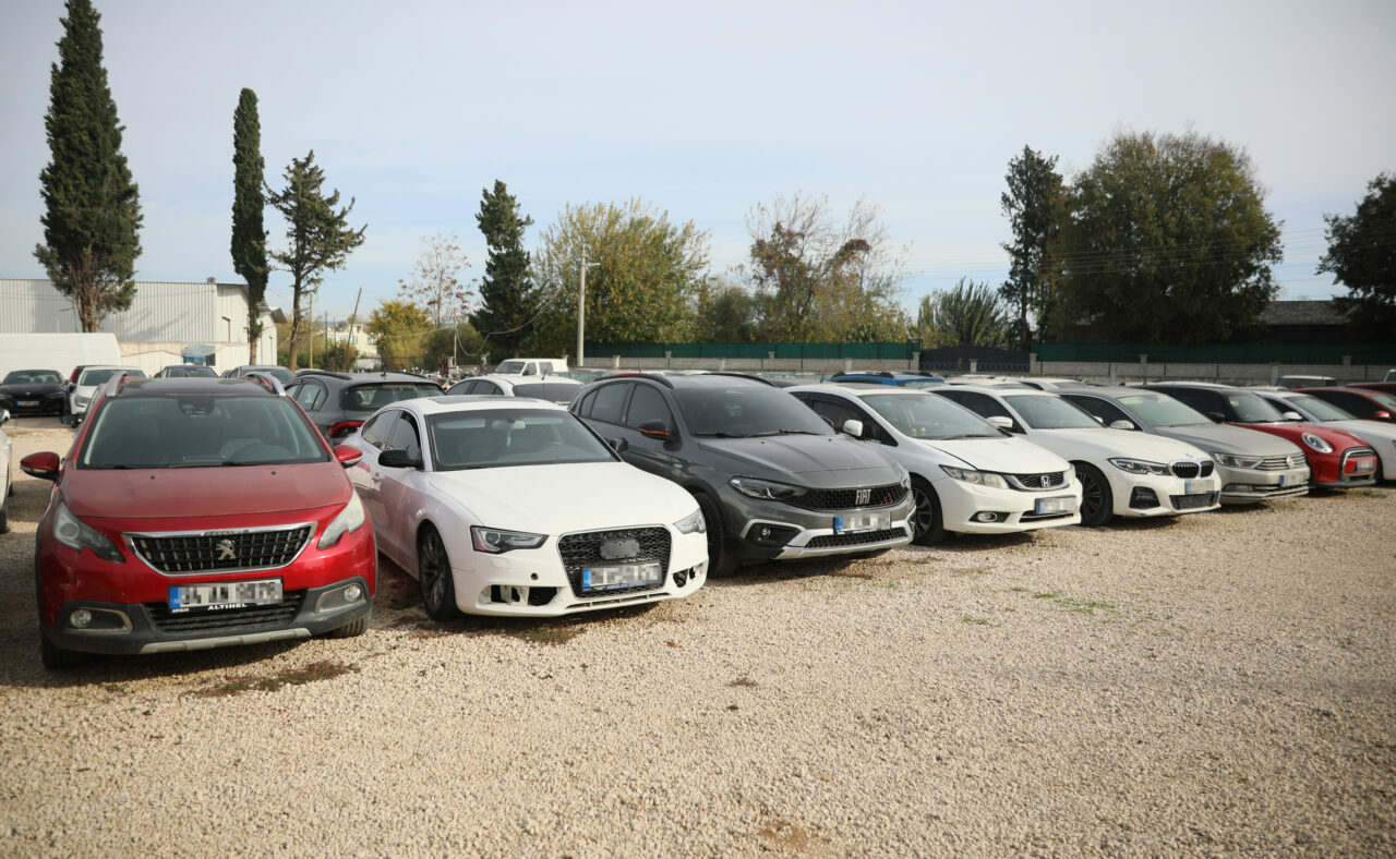 Araçlar Mezarlık Gibi! Milyonluk Araçlar Çürümeye Terk Edildi (3)