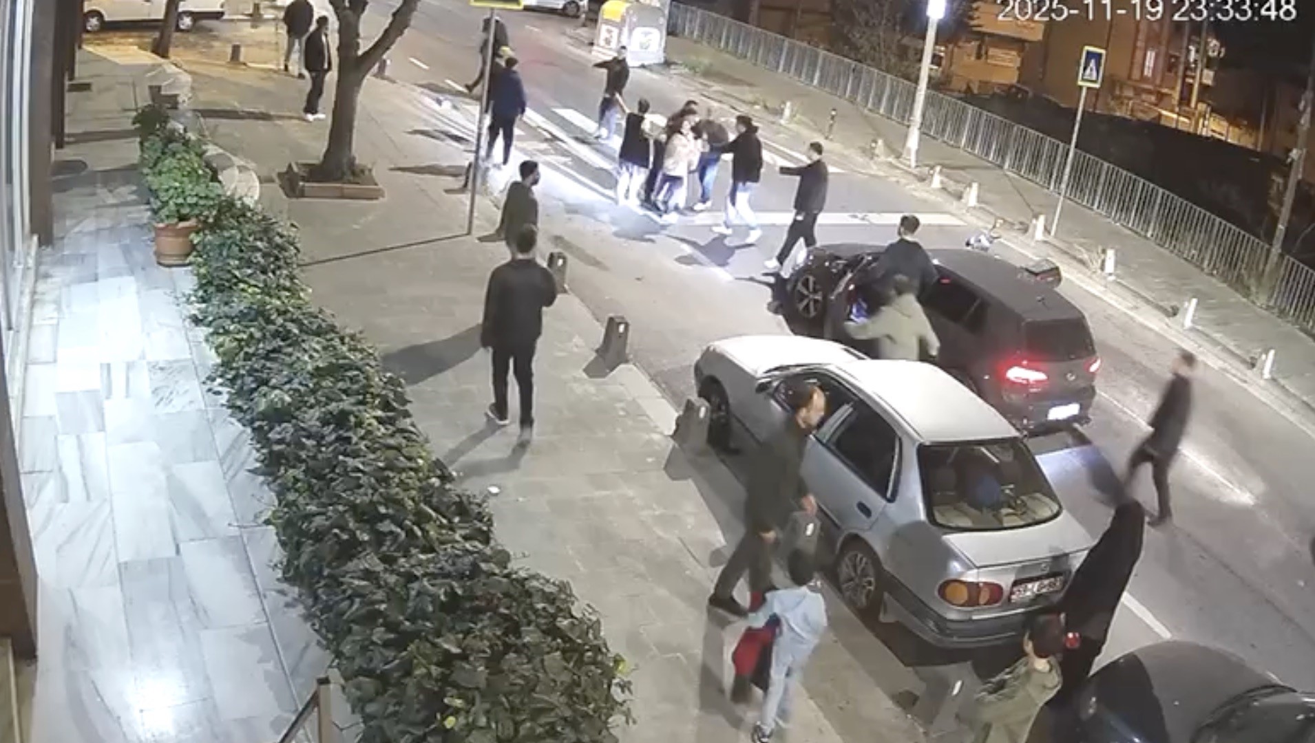 Arnavutköy'de Işten Çıkarılan Genç Kız Sinir Krizi Geçirdi, Ortalık Karıştı (1)