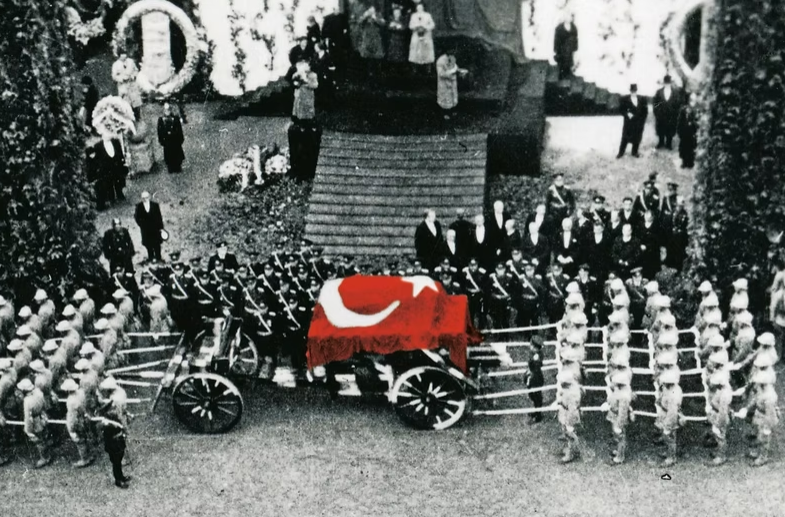 Atatürk’ün Naaşı Katafalka Konuldu