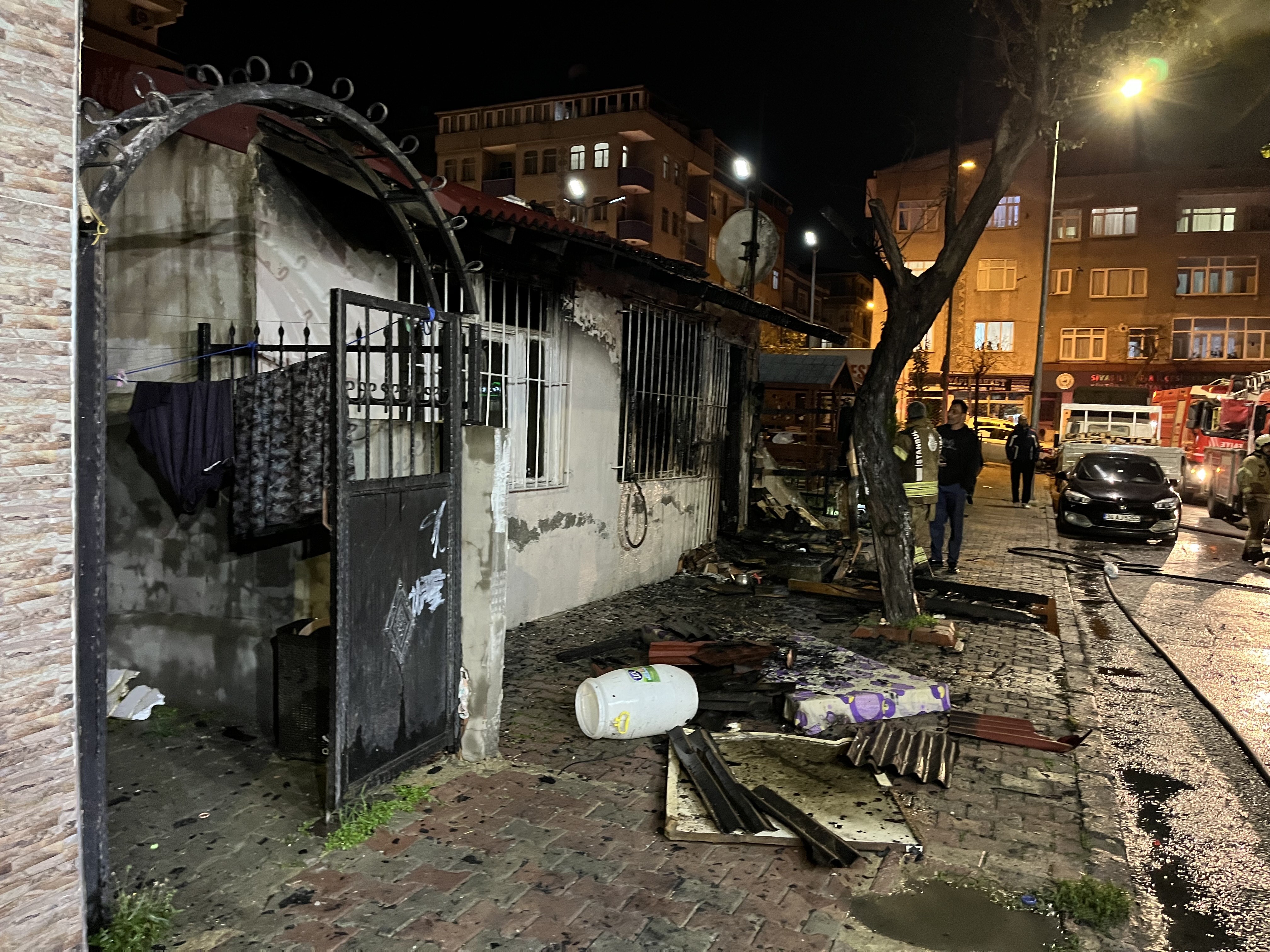 Bağcılar’da Gecekondu Yangınında Anne Ve 4 Çocuğu Dumandan Etkilendi (1)