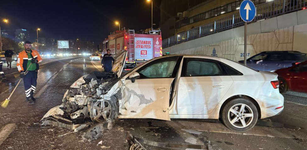 Bakırköy’de Kontrolden Çıkan Otomobil Karşı Şeritteki Araca Çarptı (1)