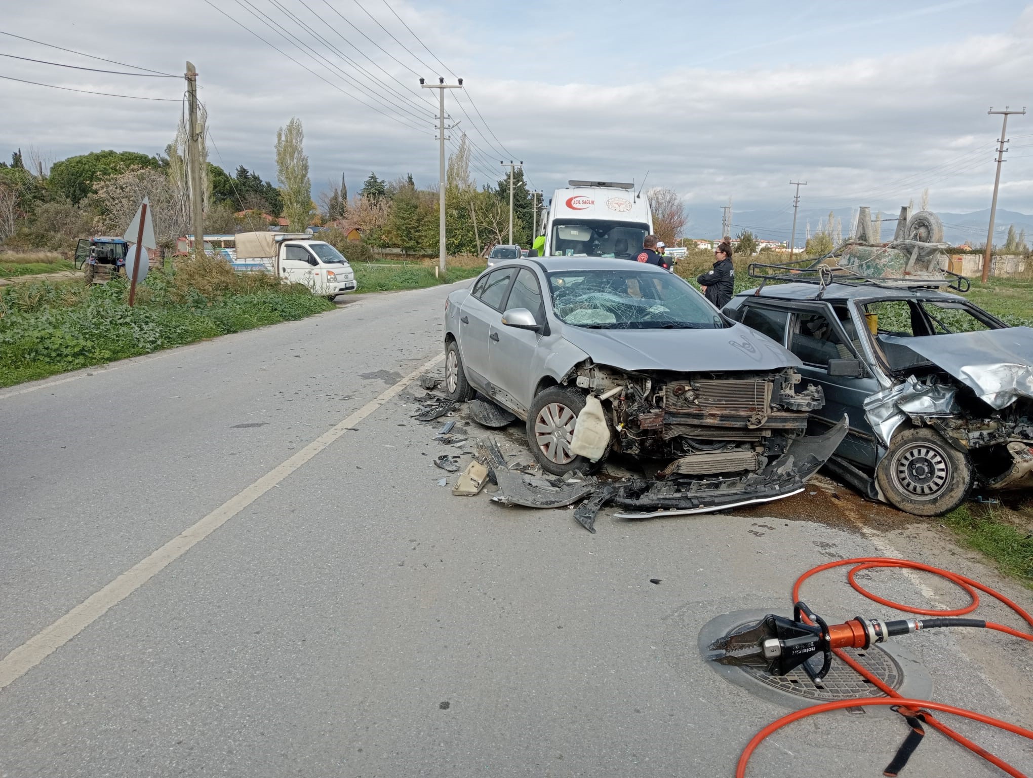 Balıkesir’de Iki Otomobil Kafa Kafaya Çarpıştı 3 Kişi Yaralandı (1)