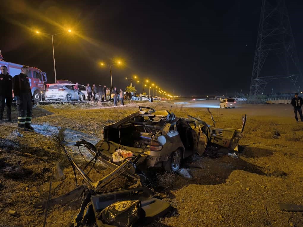 Batman’da Park Halindeki Tıra Çarpan Otomobil Şarampole Devrildi. Kazada Iki Kardeş Hayatını Kaybetti, Baba Ağır Yaralandı. Kopan Uzuv Ekiplerce Bulundu (1)