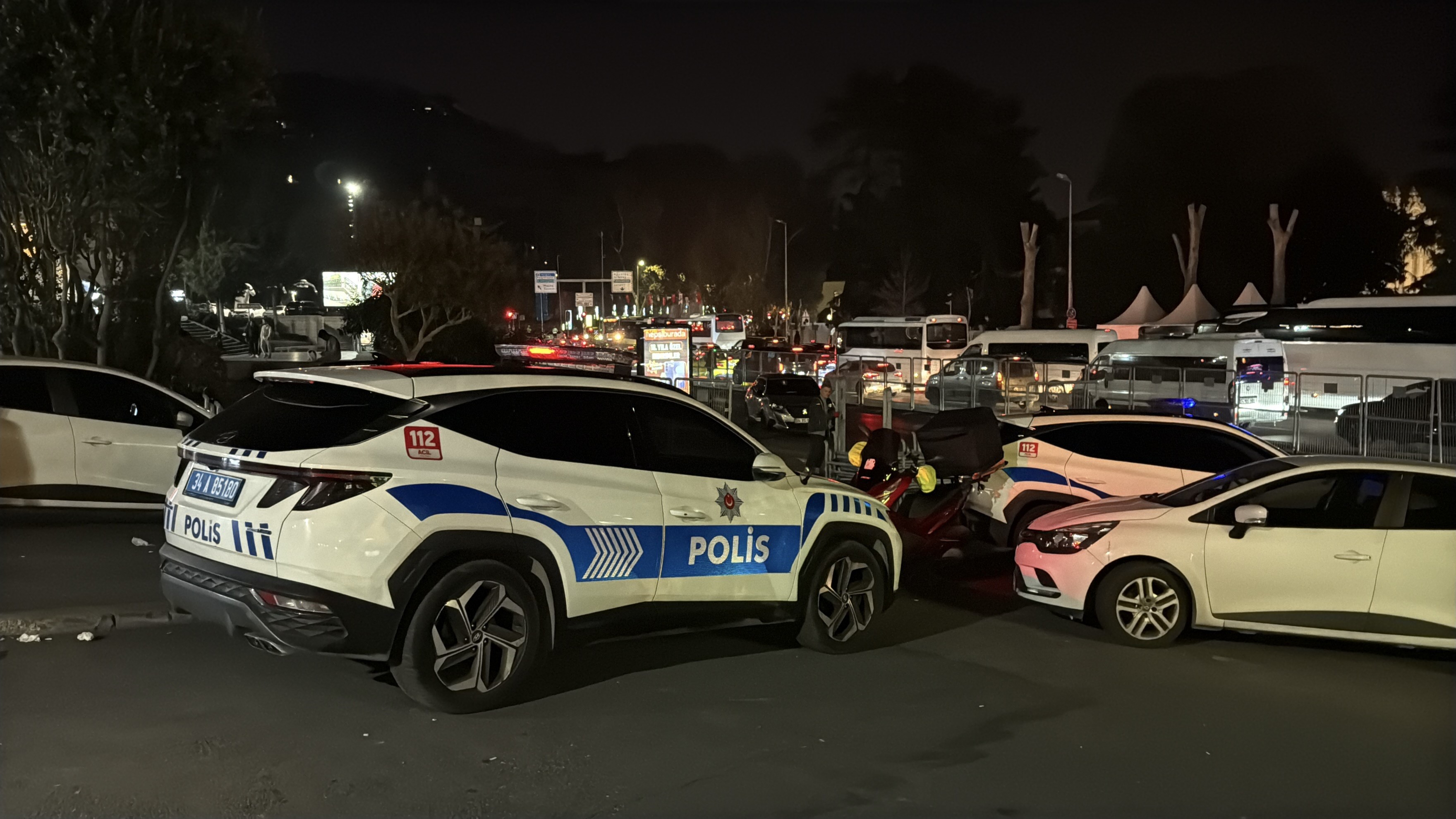 Beşiktaş’ta Derbi Öncesi Taraftar Kavgasında 1 Kişi Silahla Yaralandı (4)