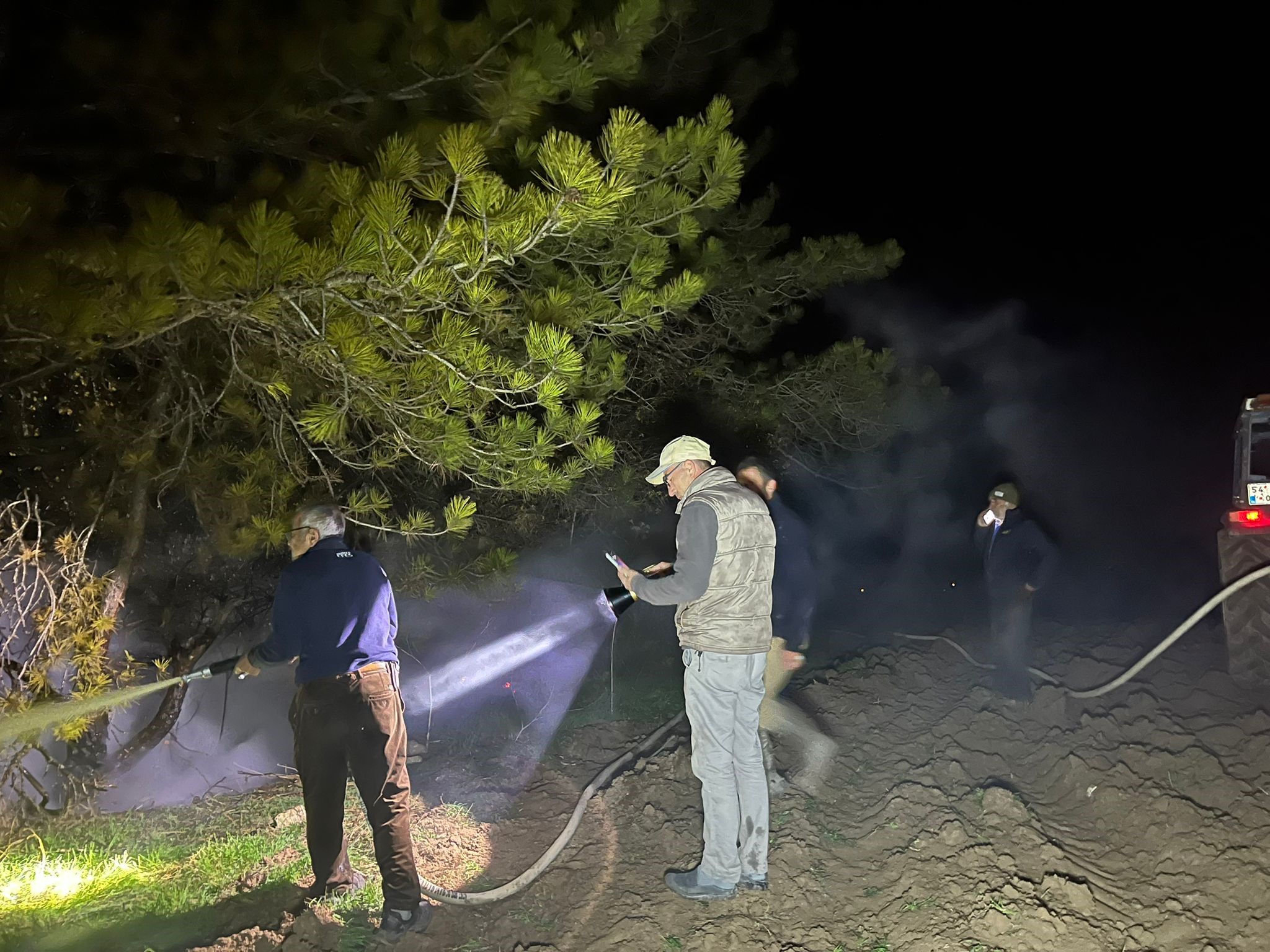 Bolu Mudurnu’da Ormanda Çıkan Yangın Köylülerin Su Tankeriyle Yaptığı Hızlı Müdahaleyle Kısa Sürede Söndürüldü (1)