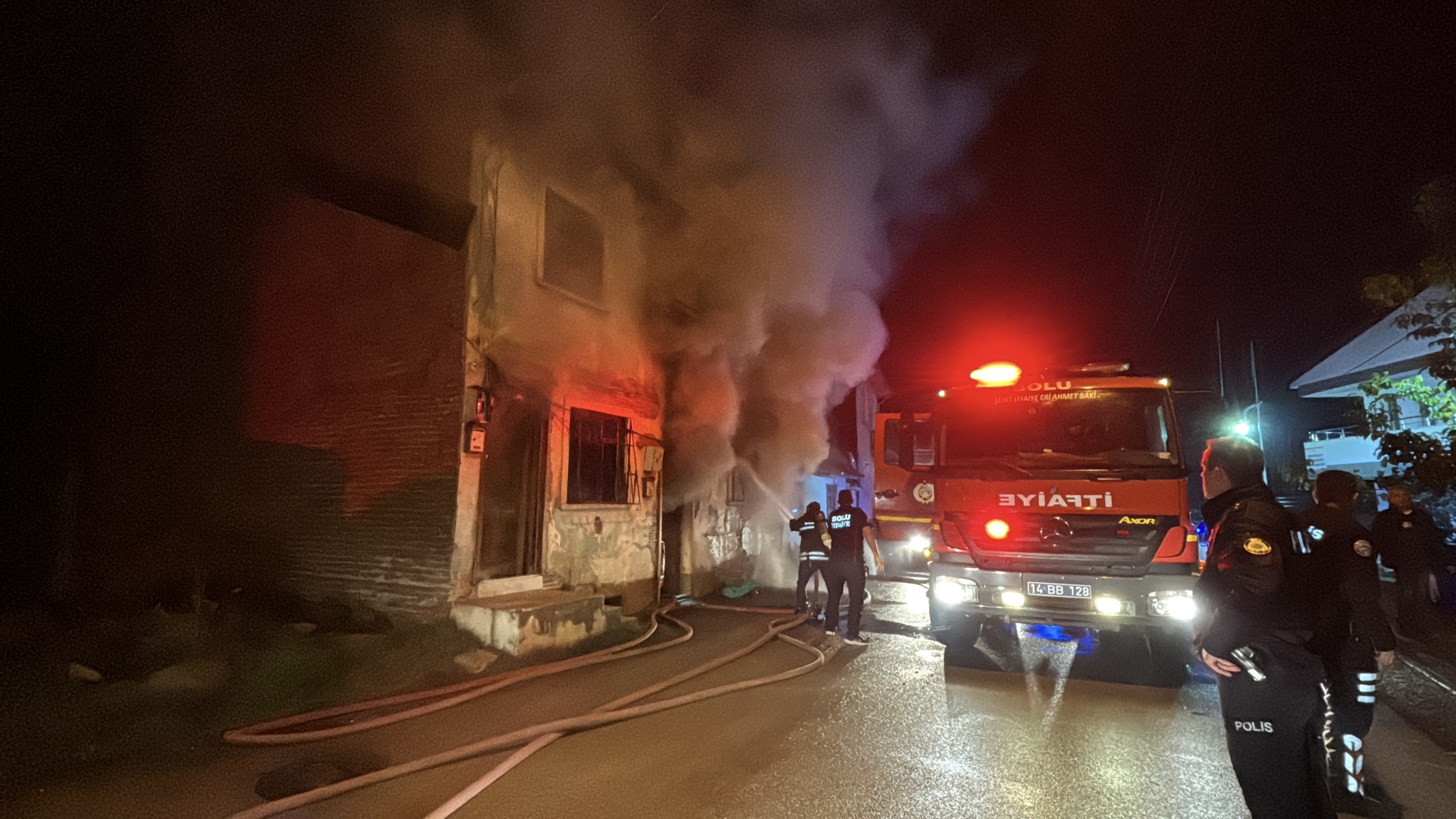 Bolu’da 2 Katlı Ahşap Evde Sobadan Sıçrayan Kıvılcım Yangına Neden Oldu. Alevlerin Sardığı Evden Kurtarılan 1 Kişi Yaralandı (2)