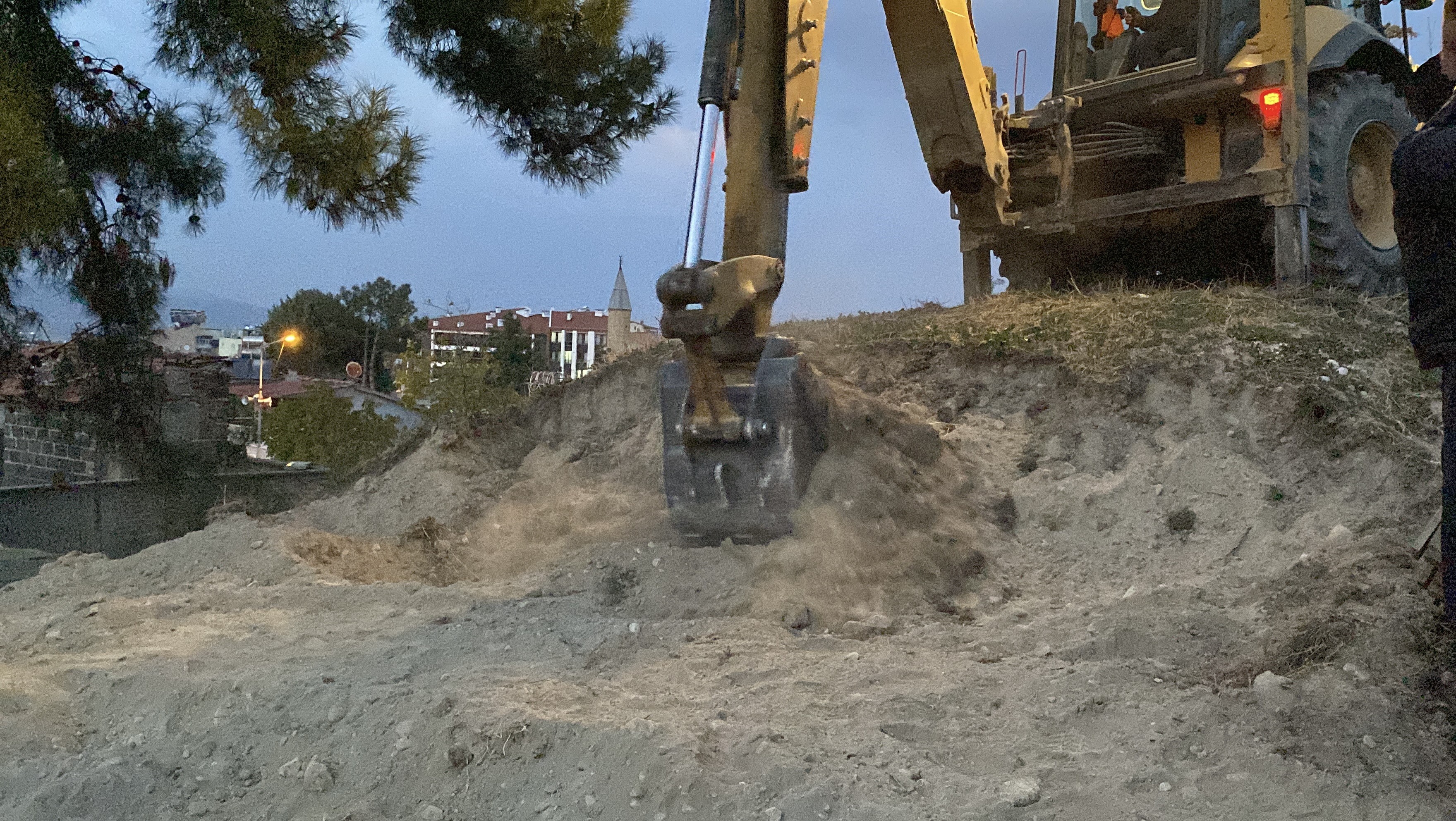 Burdur'da Belediyenin Kazı Çalışması Sırasında Insan Kemikleri Bulundu (2)