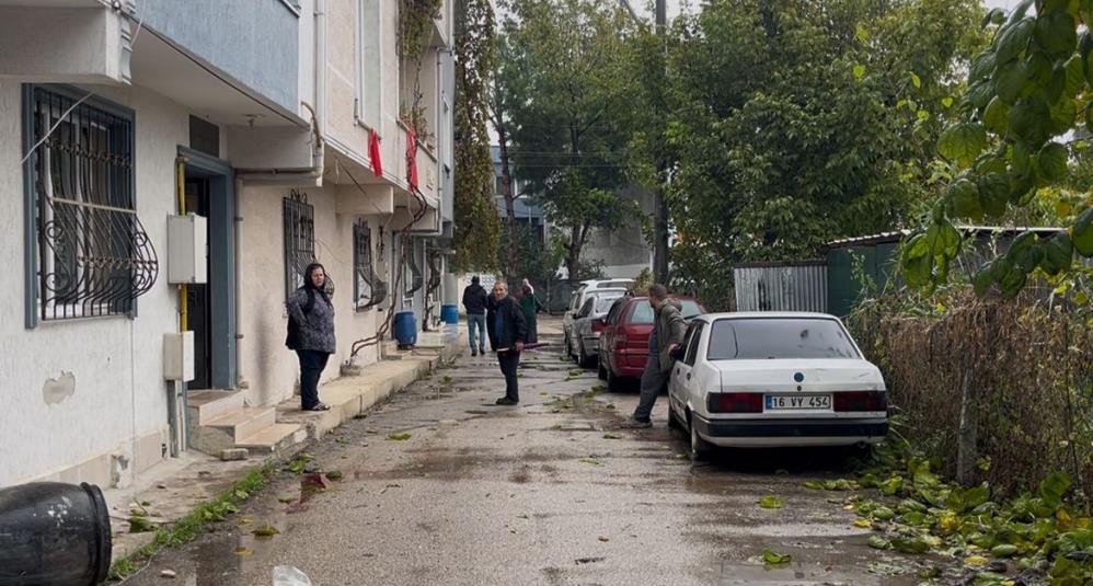 Bursa’da 3. Kattan Düşen Adam Ağır Yaralandı (2)