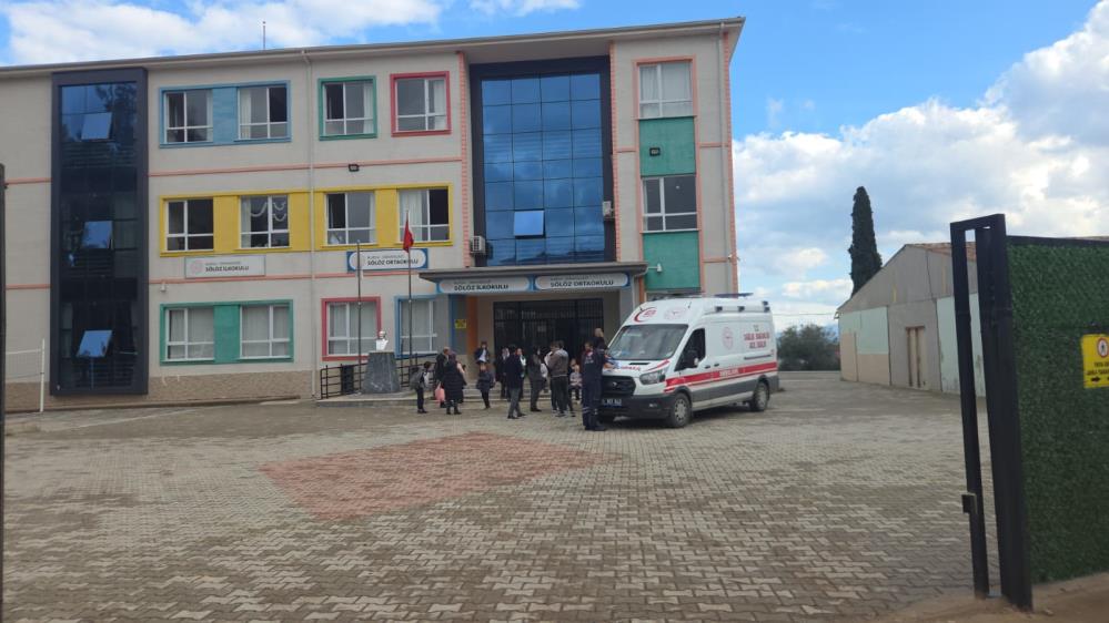 Bursa'da 60 Öğrenci Hastanelik Oldu (1)