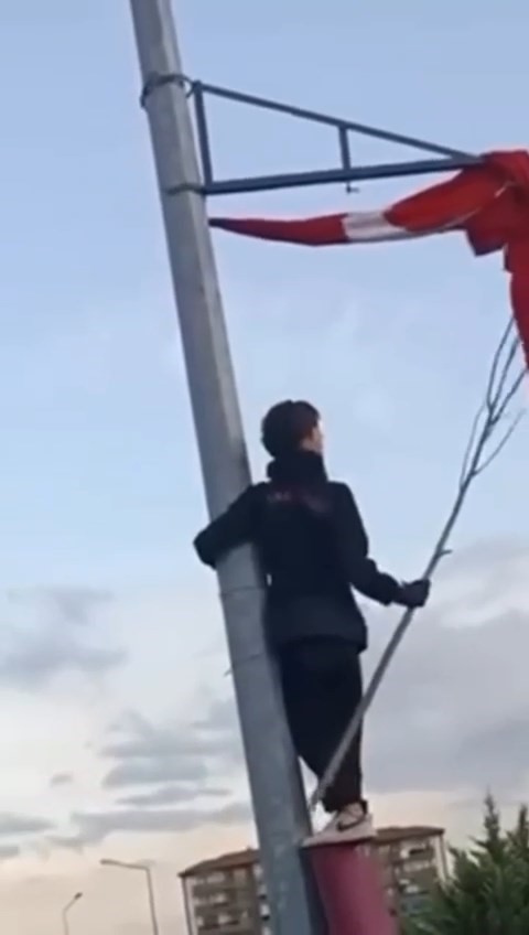 Bursa’da Bayrağı Düzelten Çocukların Duyarlılığı Kamerada! (1)