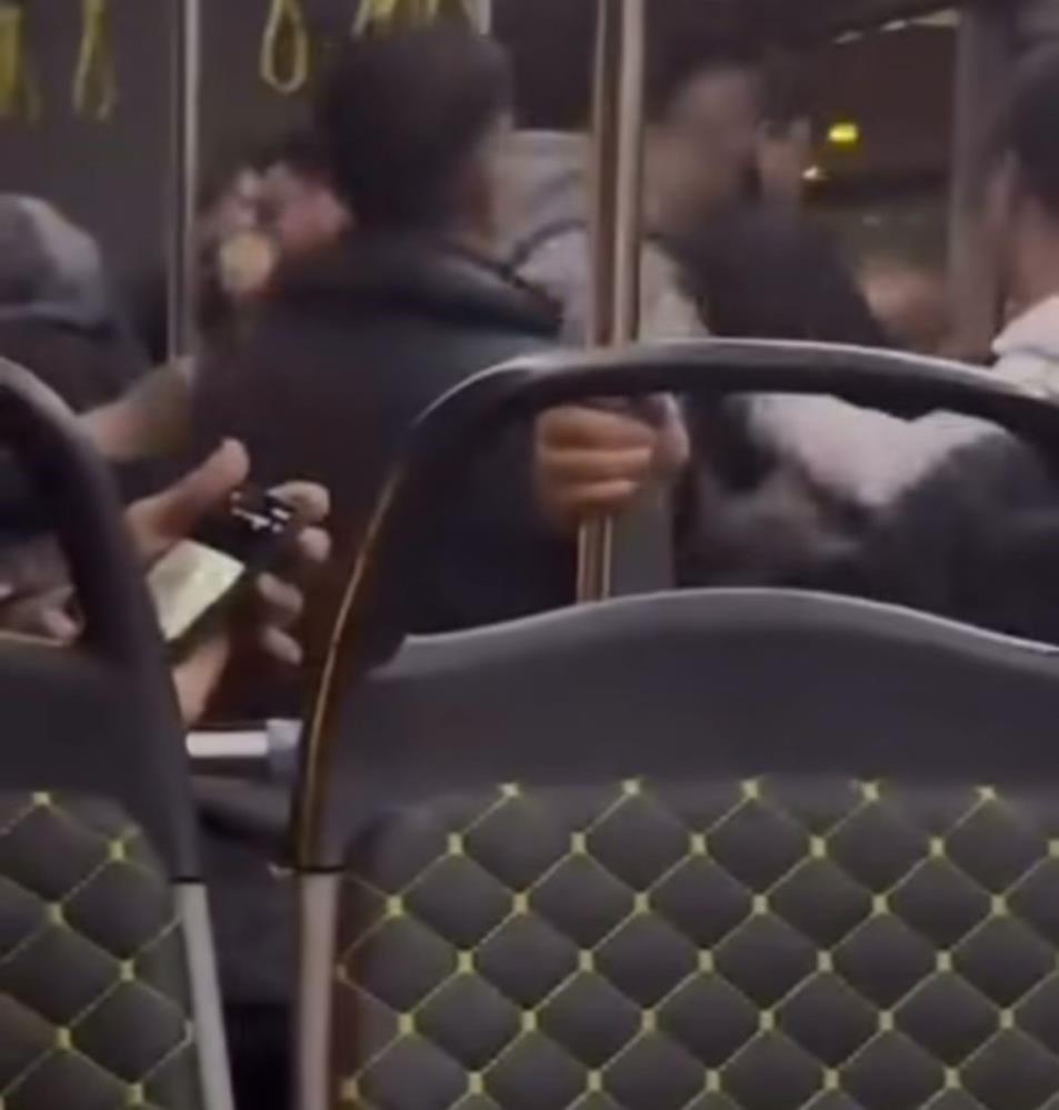 Bursa'da Belediye Otobüsünde Kavga! Yolcular Tekme Tokat Birbirine Girdi (2)