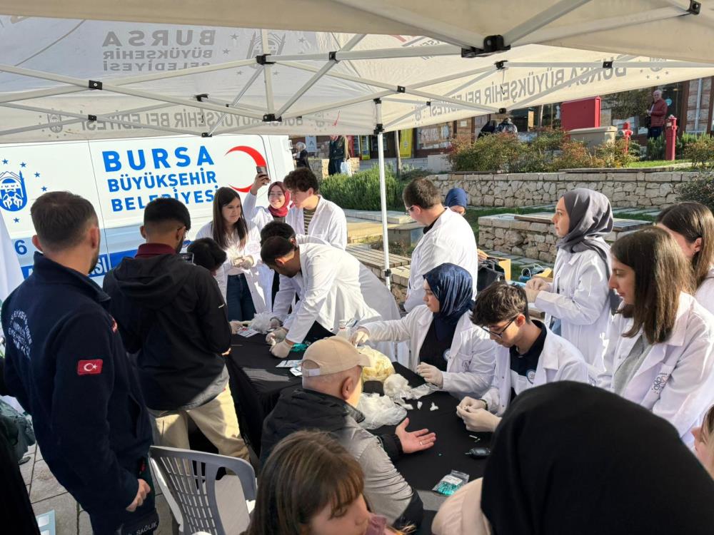 Bursa’da Dünya Diyabet Günü Yürüyüşüyle Farkındalık Oluşturuldu (1)