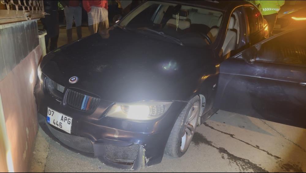 Bursa’da Dur Ihtarına Uymayan Sürücü Kaçıp Duvara Çarptı (2)
