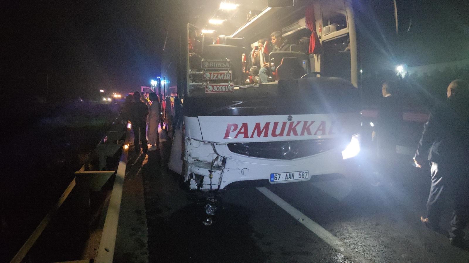 Bursa'da Freni Boşalan Otomobil Yolcu Otobüsüyle Çarpıştı (2)