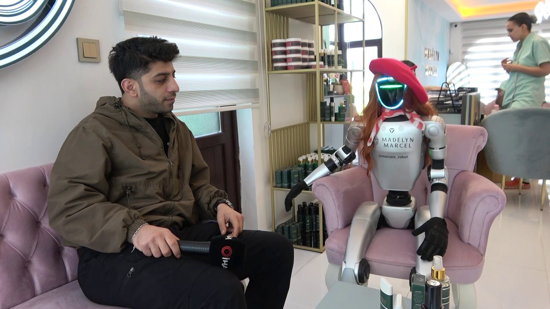 Bursa’da Güzellik Merkezine Robot Işçi Mesaiye Başladı (2)