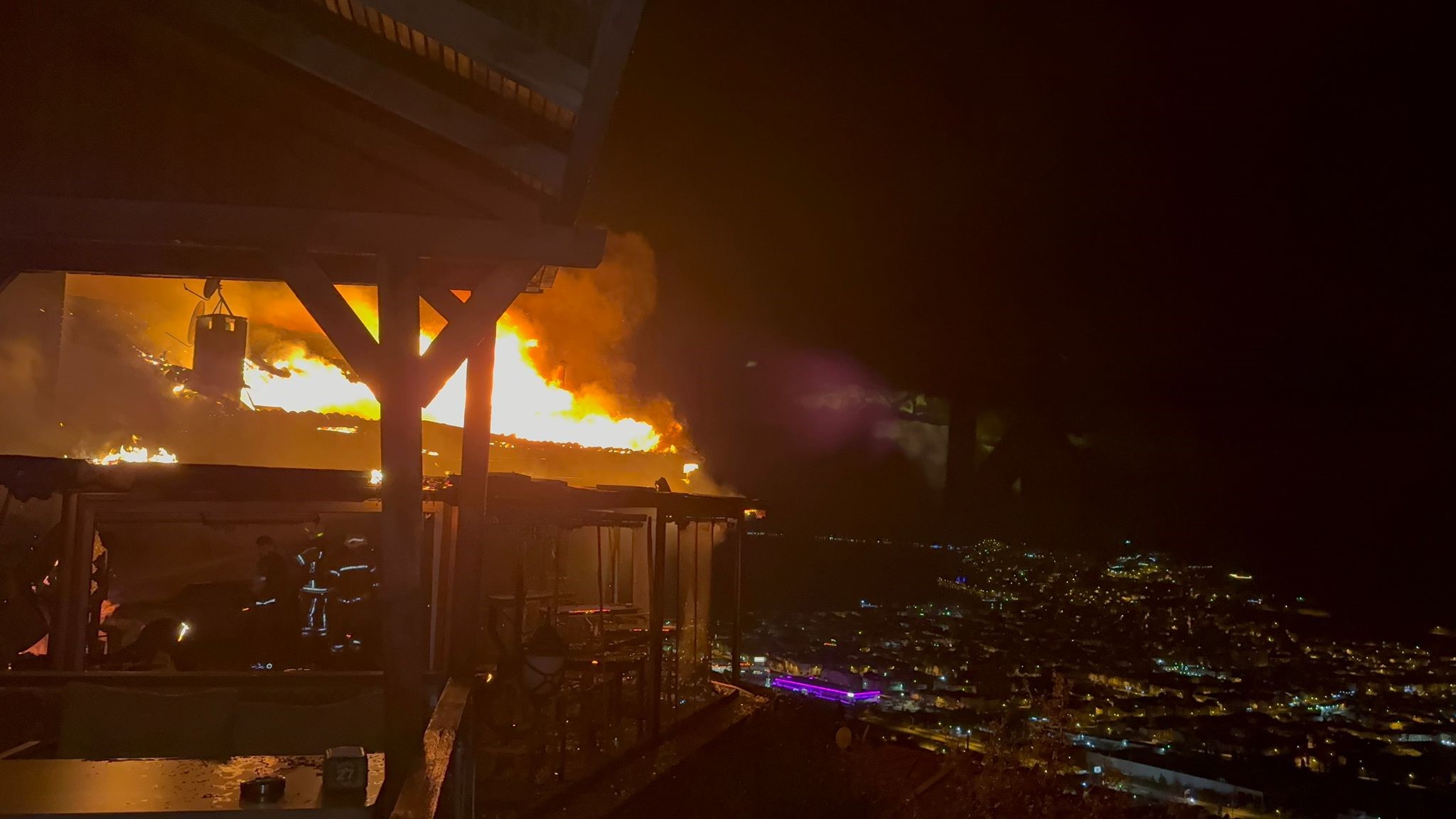 Bursa'da Kafede Çıkan Yangın İşletmeyi Küle Çevirdi (3)