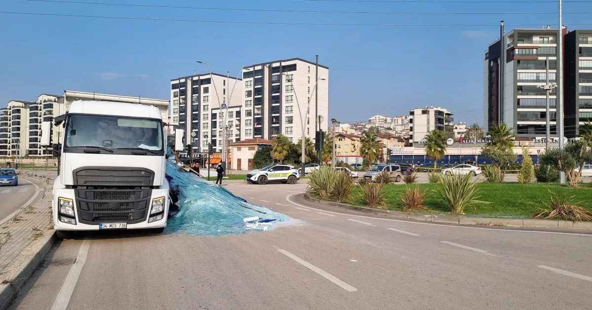 Bursa’da Kamyonetten Tonlarca Cam Yola Saçıldı