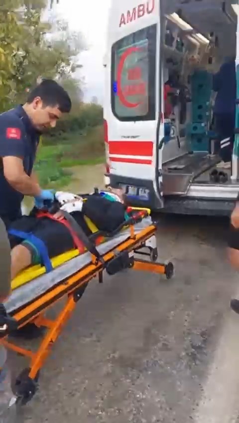 Bursa'da Otomobil Bisikletli Gruba Çarptı! 2 Yaralı (1)