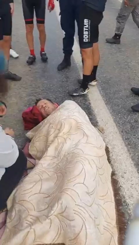 Bursa'da Otomobil Bisikletli Gruba Çarptı! 2 Yaralı (2)