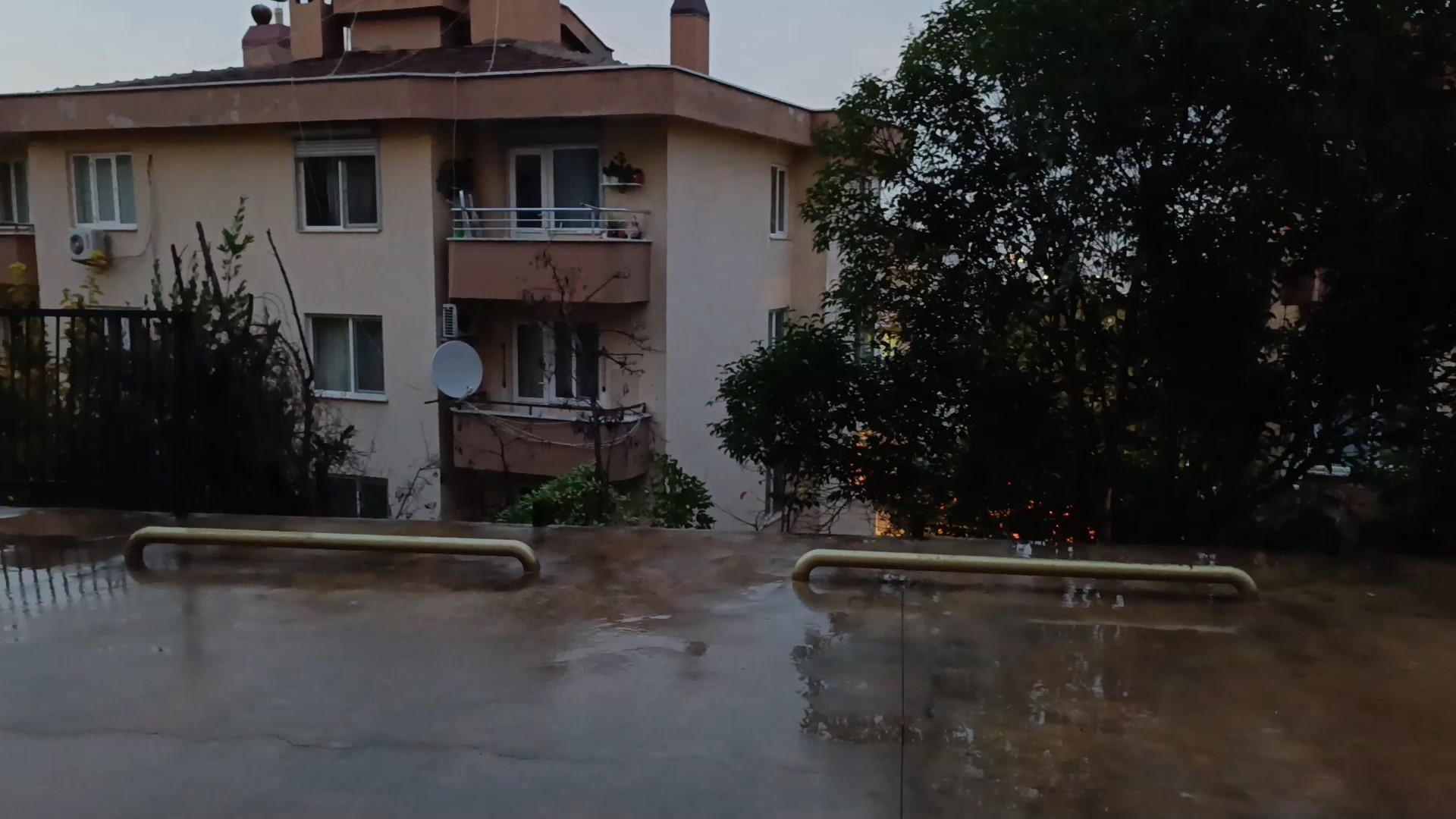 Bursa’da Otoparktan Çıkan Otomobil 10 Metrelik Yükseklikten Site Bahçesine Düştü. Yaralanan Sürücü Hastaneye Kaldırıldı, Olayla Ilgili Inceleme Sürüyor (1)