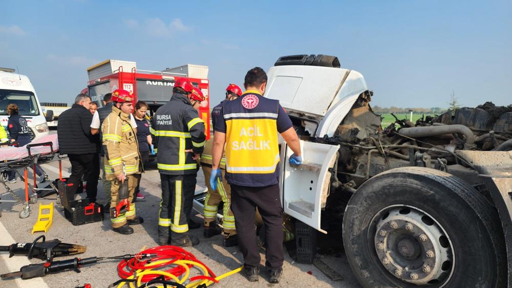 Bursa’da Süt Tankeri Tıra Çarptı! Sürücü Kabinde Sıkıştı