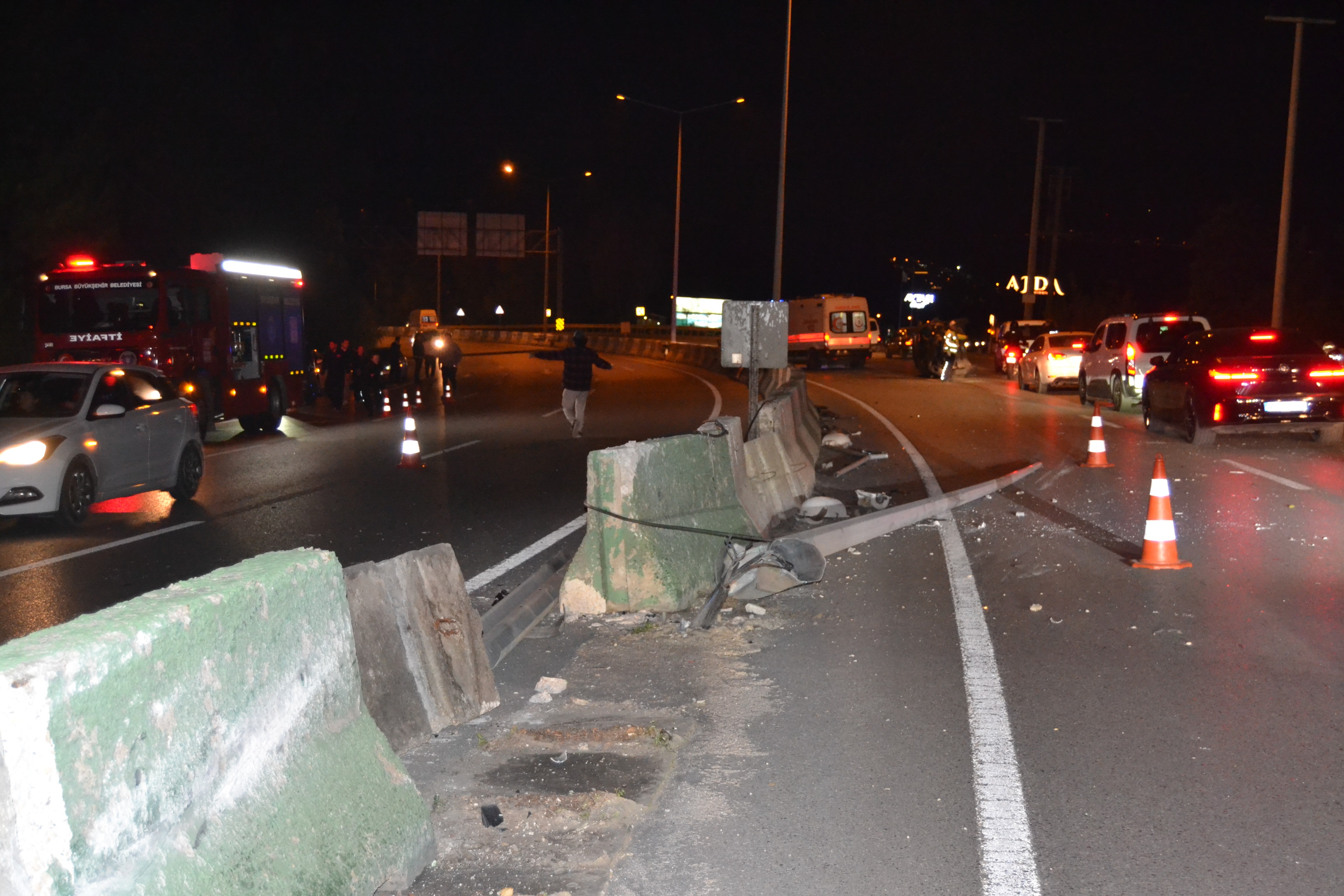 Bursa'da Takla Atan Araç 100 Metre Savruldu, 2 Yaralı (3)