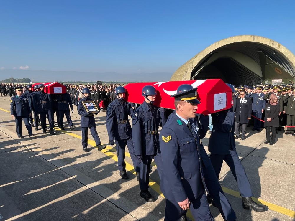 Bursalı Şehitler Yenişehir Havalimanı’nda Törenle Karşılandı! (2)