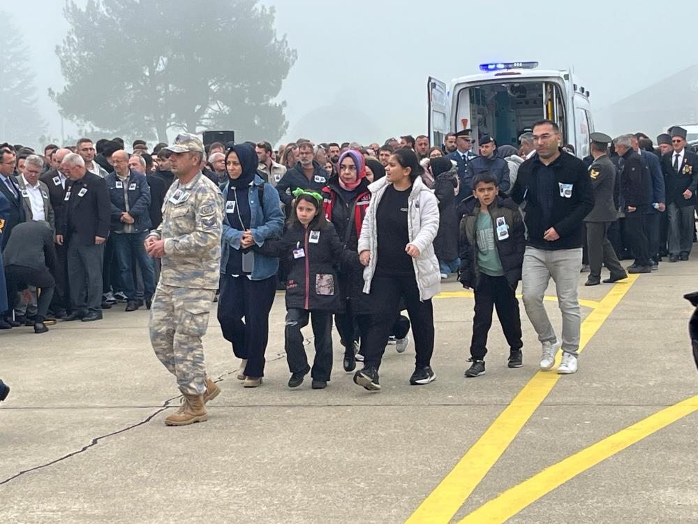 Bursalı Şehitleri Taşıyan Uçak Sis Nedeniyle Rötar Yaptı! (3)