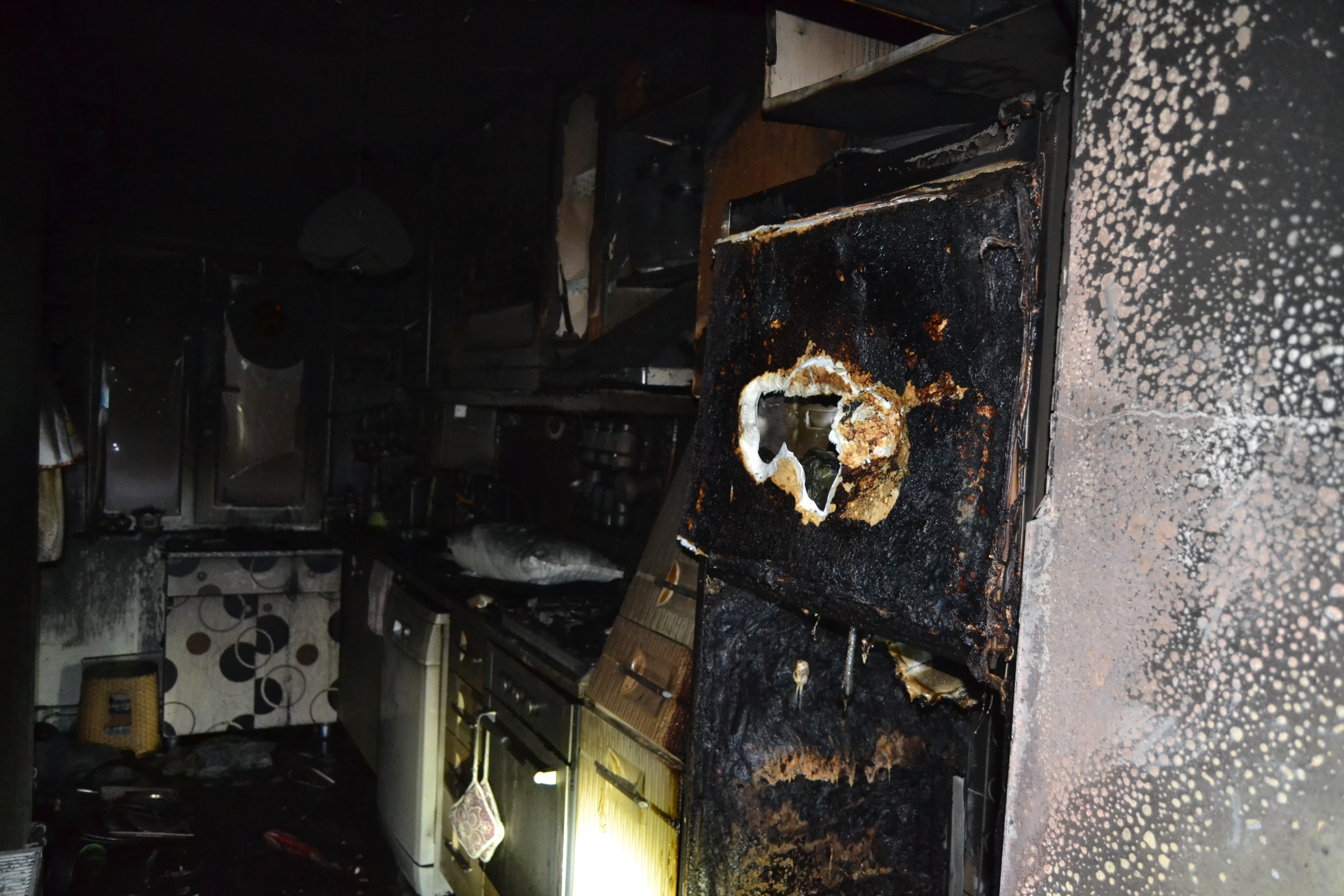 Bursa’nın Mudanya Ilçesi Güzelyalı Mahallesi’nde Bulunan Feyizoğlu Apartmanı’nda Bir Kez Daha Yangın Çıktı (1)