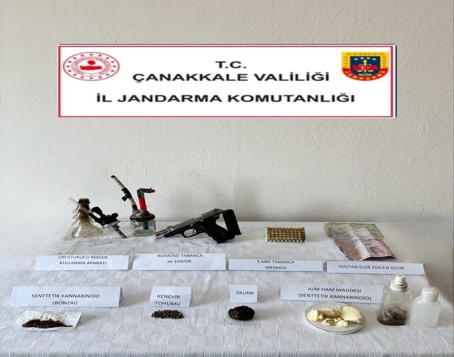 Çanakkale’de Jandarma Ekiplerinin Uyuşturucu Operasyonlarında 17 Şüpheli Gözaltına Alındı, 1 Kişi Tutuklandı. Çok Sayıda Uyuşturucu Madde Ve Silah Ele Geçirildi (1)